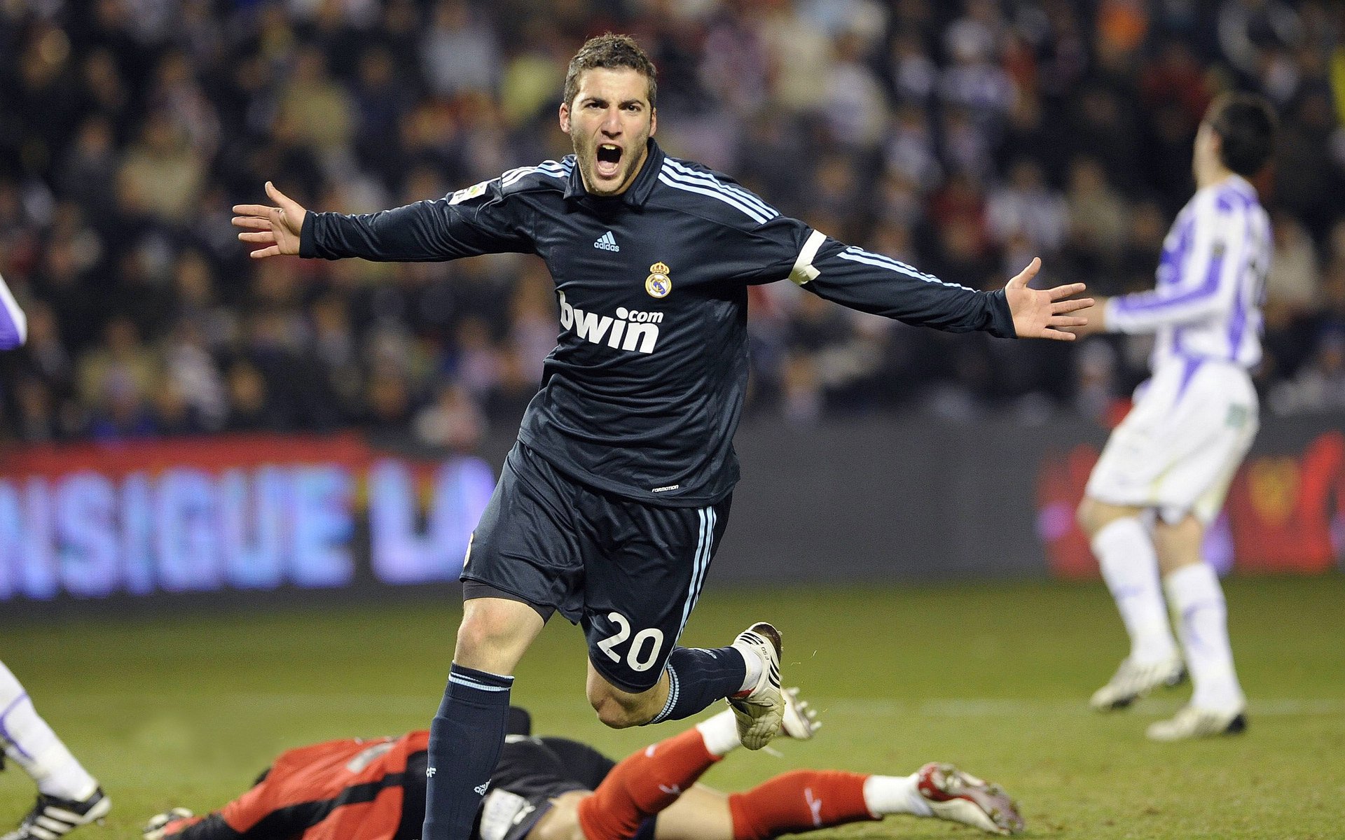 爱游戏官方-剧烈冲刺：最后一圈的惊心动魄，剧烈冲击英语